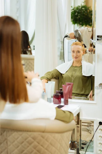 Positiv glad kvinna som tittar på sin spegelbild — Stockfoto
