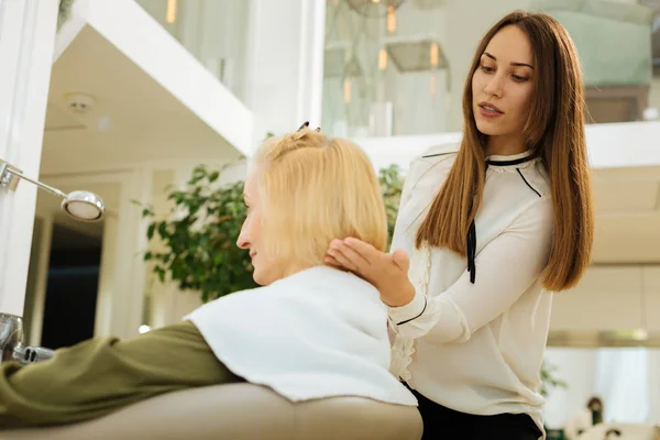 Schöne ernste Frau berührt ihre Kunden Haare — Stockfoto