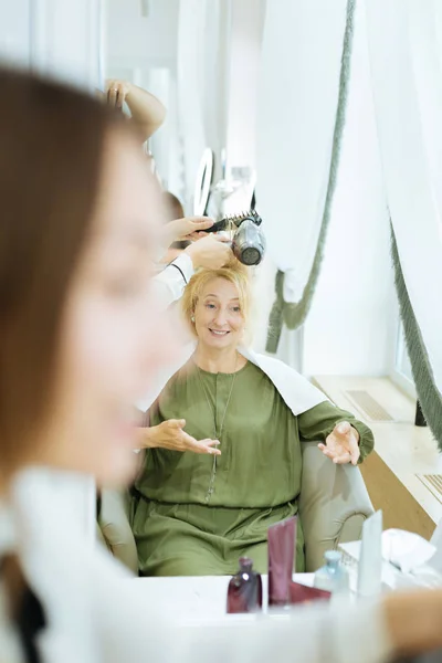 Mulher simpática agradável falando com o cabeleireiro — Fotografia de Stock