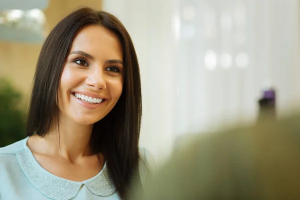 Portrait of a young smiling woman — Stock Photo, Image
