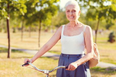 Bisiklet Park ile poz etkin üst düzey Bayan