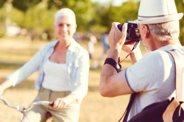 Sevgi dolu koca karısını Bisiklet fotoğrafını çekmek
