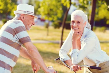 Neşeli karı koca parkta bisiklet sonra mola