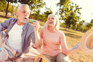 Son derece mutlu karısı kocası sabun köpüğü üfleme arıyorsunuz