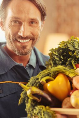 Portre çekici esmer kamerada poz