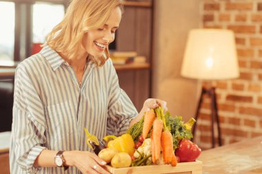 Güzel sarışın onu parsel kontrol
