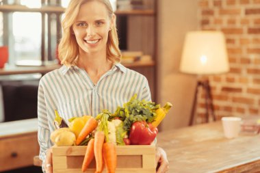 Taze ürünler olması olumlu mutlu ev kadını