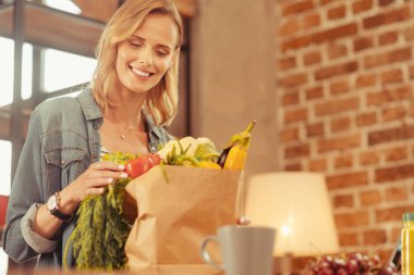 Pozitif sarışın seyir paketi ürün ile mutlu