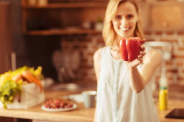 Neşeli sarışın gösteren organik ürün