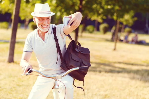 Caballero senior extremadamente feliz posando para selfie al aire libre — Foto de Stock