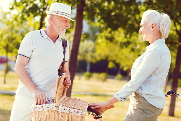 Radostné důchodci pár chodit na piknik — Stock fotografie