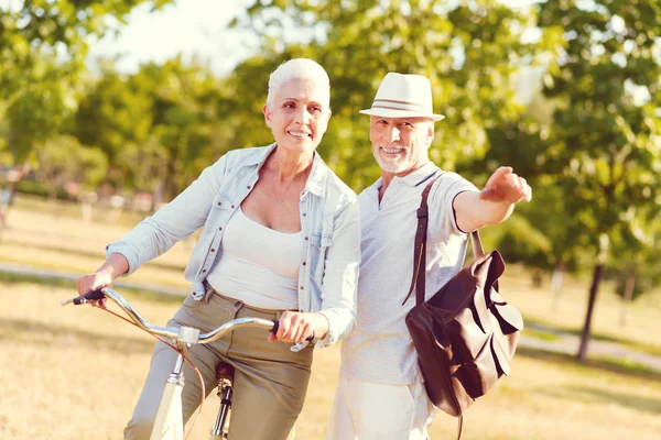 Marido de apoyo enseñando a su esposa en bicicleta — Foto de Stock