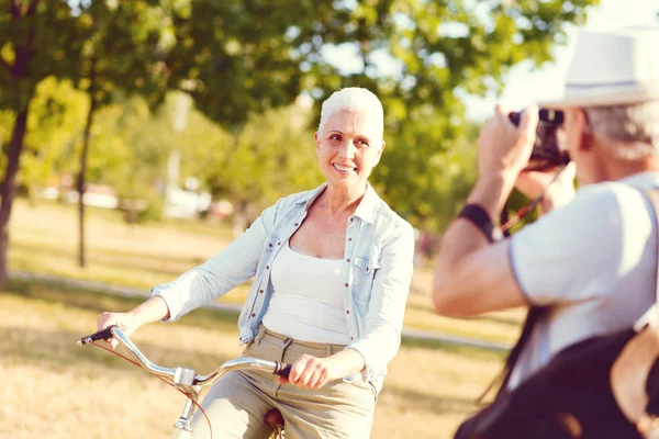 Bella signora in pensione in posa per foto con la bicicletta — Foto Stock