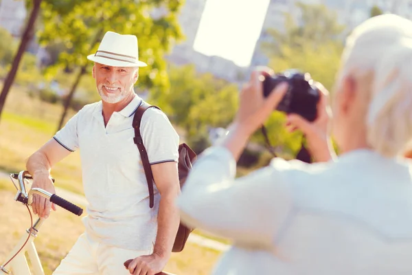 Cheerful elderly gentleman posing for camera in park — Stock Photo, Image