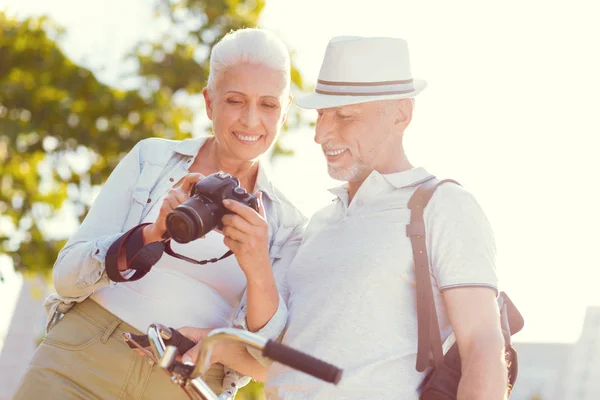 Usmívající se muž a žena se těší rodinné fotky venku — Stock fotografie