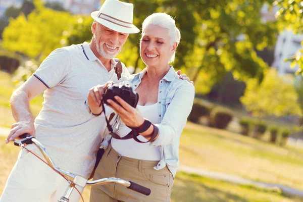 Milující starší manžel a manželka pózuje pro fotografie dohromady — Stock fotografie