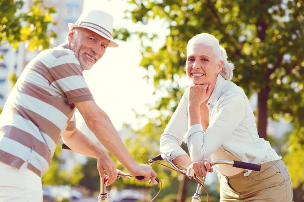 Precioso se casa pareja recarga sus baterías después de montar en bicicleta —  Fotos de Stock