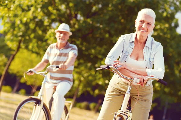 Gente jubilada feliz tomando un descanso después de andar en bicicleta en el parque — Foto de Stock