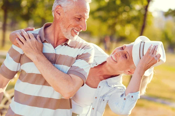 Extremadamente felices marido y mujer disfrutando del tiempo pasado juntos — Foto de Stock