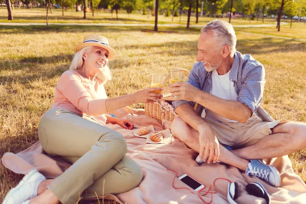 Отдохнувшая пара отправляется на пикник — стоковое фото
