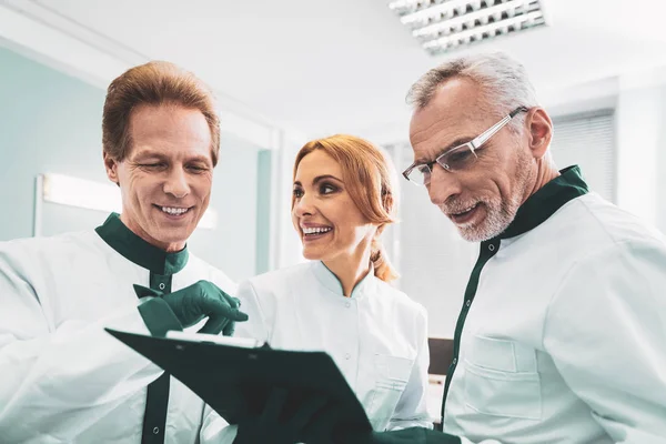 Drie ervaren bioengineers met informatieve bijeenkomst — Stockfoto