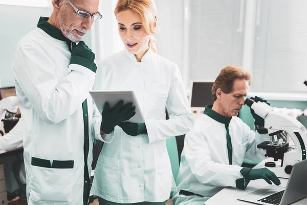 Biólogos inteligentes estudiando el proceso de mutación —  Fotos de Stock