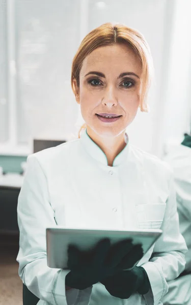 Belo químico vestindo uniforme branco — Fotografia de Stock