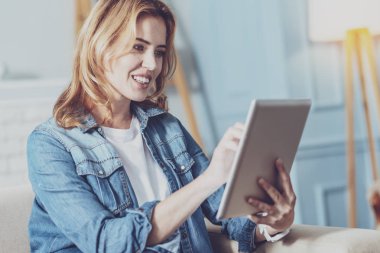 Neşeli kadın onun yeni gadget'ı kullanma