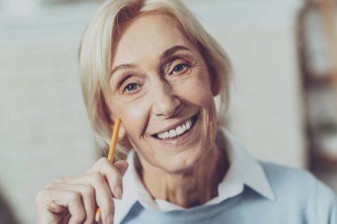 Dört gözle bu kadın kişi büyüleyici portre