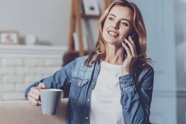 Chica feliz pasar tiempo con placer en casa — Foto de Stock