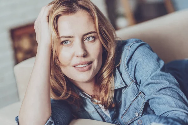 Retrato de mujer relajada que siendo profunda en pensamientos —  Fotos de Stock