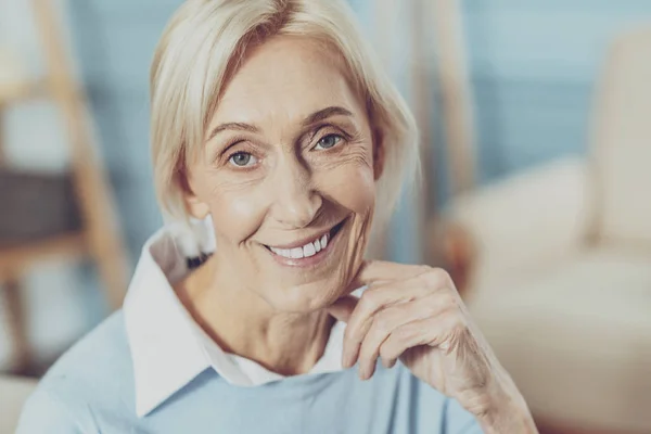 Positiv glad blondin visar hennes känslor — Stockfoto