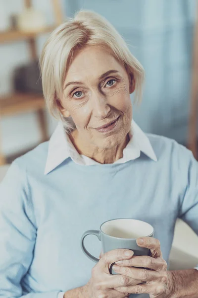 Porträt einer hübschen blonden Frau, die vor der Kamera posiert — Stockfoto