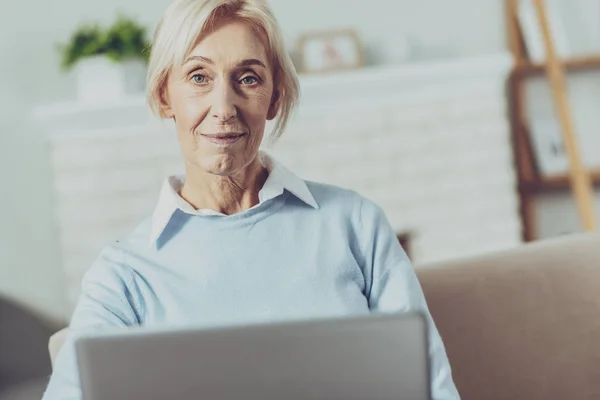 Persona femenina atenta mirando hacia adelante — Foto de Stock