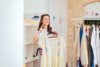 Esmer kadın büyük boy elbise bulduktan sonra mutlu hissediyor