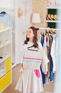 Kız oda elbise ile montaj için güzel saç modeli başlığı ile gülen