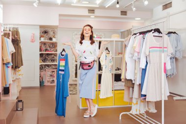 Umut verici moda tasarımcısı modern showroom için geliyor