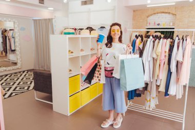 Işınlama moda tasarımcısı sarı güneş gözlüğü takıyor