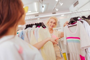 Işınlama Olgun kadın alışveriş yaparken onun arkadaşı tavsiye istiyorum