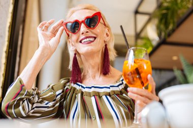 Mutlu mutlu kadın dinlenme