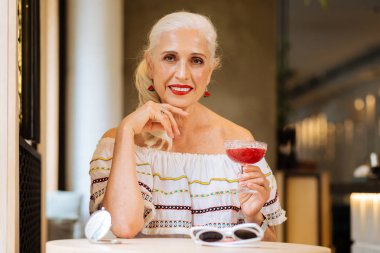 Çekici pozitif kadın çenesinin dokunmadan