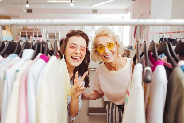 Две красивые женщины веселятся, делая покупки вместе — стоковое фото