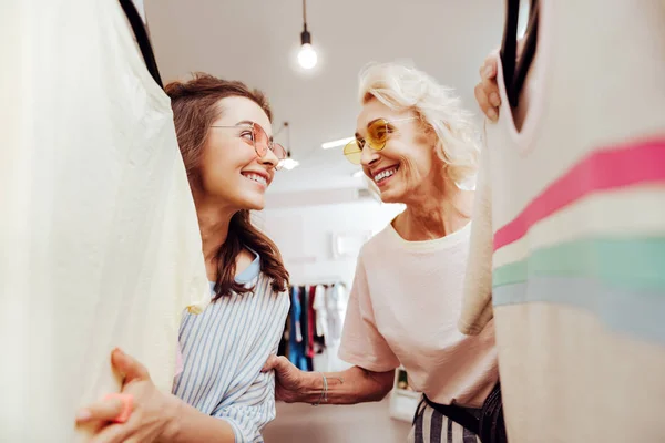 Cuidar a una hija elegante elegir un nuevo atuendo para su madre — Foto de Stock