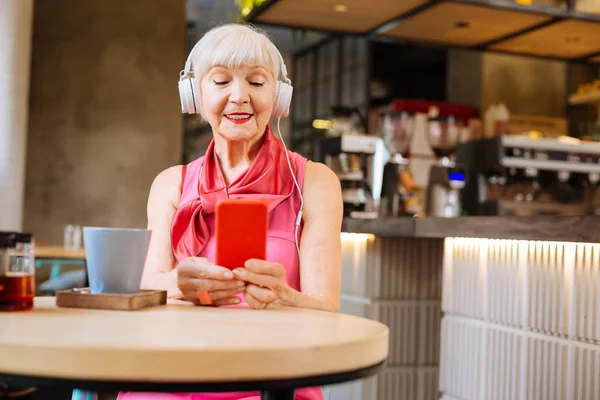 Mujer anciana feliz con auriculares — Foto de Stock