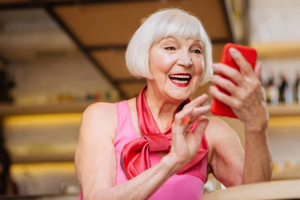 Pozitív boldog asszony nézi a smartphone képernyő — Stock Fotó