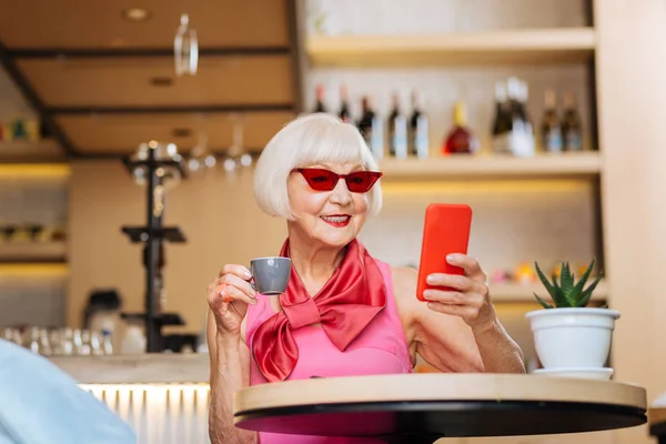 Mujer agradable positiva bebiendo espresso — Foto de Stock