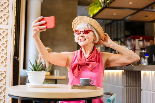 Joyeux agréable femme prenant un selfie — Photo