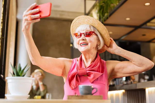 Örömmel szép nő vesz selfies — Stock Fotó