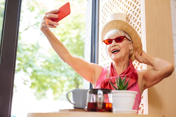 Szép Tartozék Vidám Pozitív Megérintette Kalapját Miközben Egy Selfie — Stock Fotó