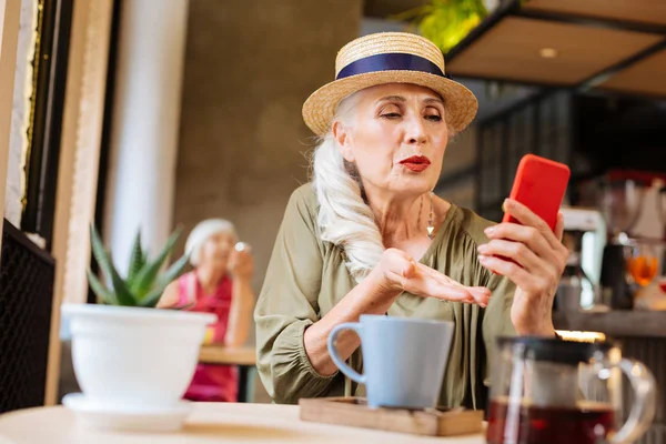 Örömteli, kellemes nő nézett a smartphone képernyő — Stock Fotó